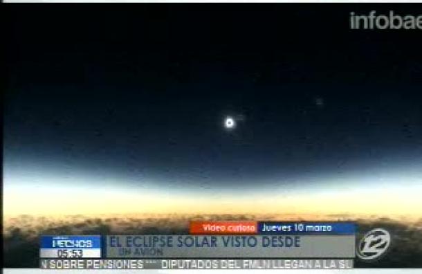 Eclipse solar es visto desde un avión