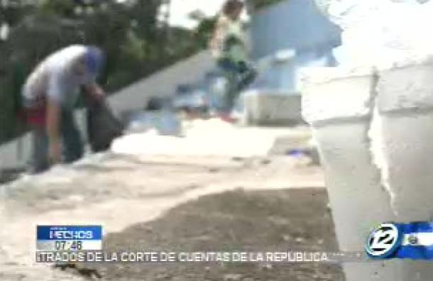 Limpieza en las calles de San Salvador tras las celebraciones