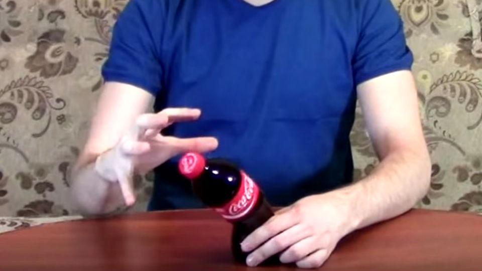 El truco para doblar una botella de Coca Cola con la mente