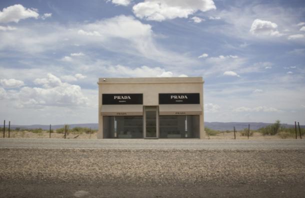 La historia de la tienda de Prada en medio del desierto de Texas a la que  nadie puede entrar - Canal 12 de El Salvador